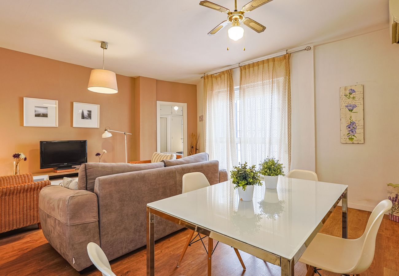 Apartamento en Sevilla - Amplio Apartamento Altozano con Aire Acondicionado